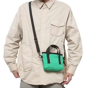 Mini borsa a tracolla in nylon verde con manici neri e tracolla regolabile