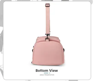 Vue détaillée du fond du sac de sport rose avec bandoulière réglable et amovible
