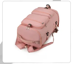 Vue de dessus du sac de sport rose avec plusieurs compartiments zippés fonctionnels