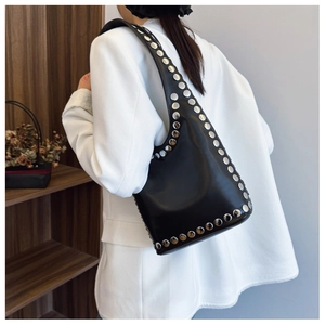 Details der Vintage-Umhängetasche in Schwarz mit silbernen Nieten und Lederstruktur