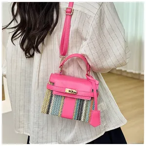 Dettaglio in pelle rosa e trama intrecciata a righe con chiusura a scatto dorata