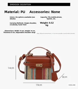 Dettaglio della borsa in paglia a righe con pelle PU marrone e trama intrecciata arcobaleno