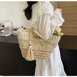 Detalle del bolso tote bohemio tejido con adorno de flecos y forro interior