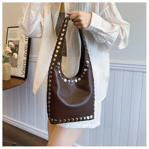 Detail der Vintage-Schultertasche aus Ölwachsleder mit silbernen Nieten und Retro-Schnalle