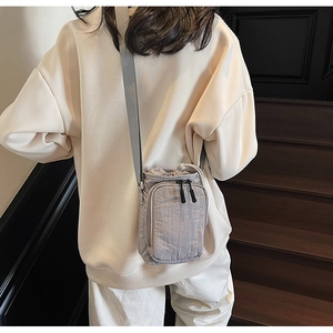 Détail du sac bandoulière en nylon lavande avec cordon de serrage et sangle réglable