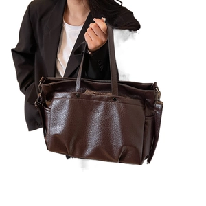 Grand sac cabas rétro en cuir grainé marron foncé avec poche frontale et bandoulière