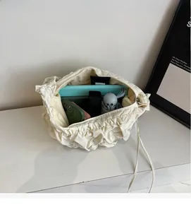 Interno spazioso della borsa a nuvola con spazio per tablet e ombrello in primo piano