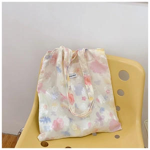 Dettaglio della borsa tote floreale semitrasparente con stampe ad acquerello colorate