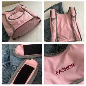 Détail de la sacoche rose matelassée avec fermeture velcro noire et broderie FASHION