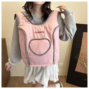 Détail du gilet matelassé rose avec poche en cœur et broderie Fashion sur la poitrine
