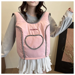 Gilet matelassé rose avec passepoil gris et coutures en cœur porté par un mannequin