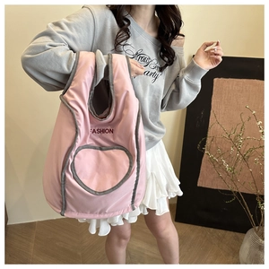 Détail du sac seau rose avec poche en cœur et passepoil contrasté