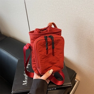 Sac bandoulière étanche en nylon rouge avec cordon pour le sport, yoga et randonnée