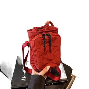 Sac bandoulière étanche en nylon rouge pour gourde et téléphone pour le sport et yoga