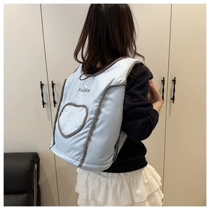 Vue détaillée du sac à dos matelassé bleu clair avec motif cœur et texte FASHION