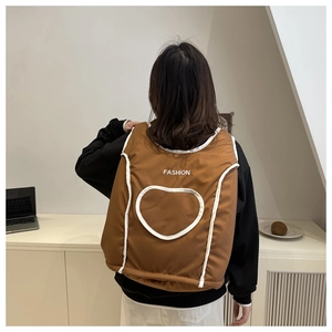 Vue arrière du sac à dos matelassé marron avec contour cœur blanc et lettrage FASHION