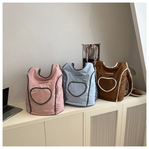 Sacs à dos en nylon matelassé rose, bleu et marron avec poches avant en cœur