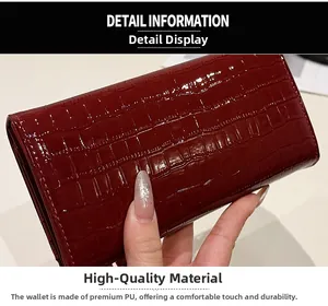 Vue détaillée du portefeuille en cuir PU bordeaux avec texture crocodile brillante