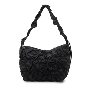 Borsa tote nera plissettata dal design minimalista con ampia tracolla arricciata