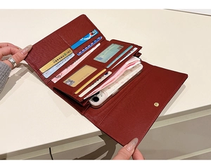 Détails de l'intérieur d'un portefeuille rouge avec 10 fentes pour cartes et poche téléphone