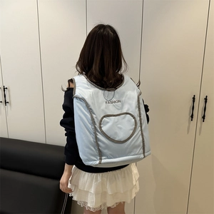 Sac à dos bleu clair matelassé avec motif cœur et inscription mode à l'arrière