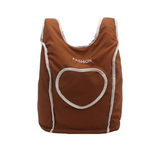 Sac à dos marron rembourré avec motif cœur blanc et inscription brodée élégante