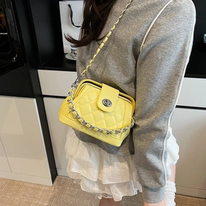 Borsa a tracolla trapuntata giallo brillante con catena argento e chiusura in metallo moda