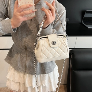 Borsa a tracolla trapuntata beige con cinturino a catena e chiusura a scatto in ufficio
