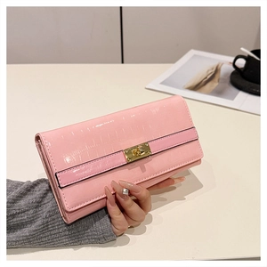Détail d'un portefeuille long rose texture crocodile avec fermoir métallique doré chic