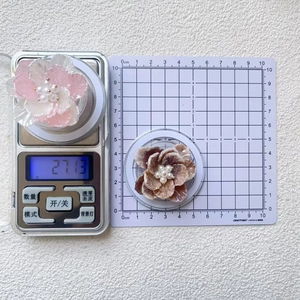 Detailed view of the flower phone grip size measuring approximately 5cm in diameter