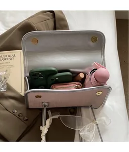 Vista interna che mostra la capienza della borsa quadrata rosa con patta a specchio