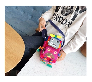 Vue détaillée du sac bandoulière robot en toile colorée avec design en patchwork multicolore