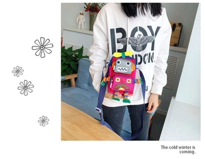Vue détaillée du sac à bandoulière en toile en forme de robot avec sangle violette