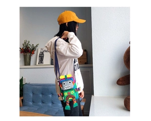 Vue détaillée d'un sac bandoulière coloré en forme de robot pour enfants