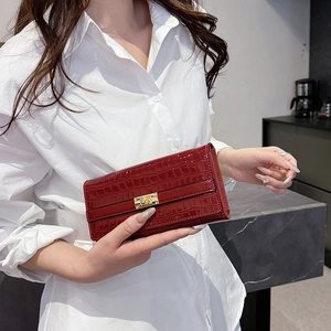 Pochette chic rouge foncé pour femme avec motif crocodile et fermoir rotatif en métal doré