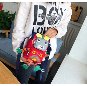 Détail du sac bandoulière robot coloré avec fermeture éclair et sangle réglable