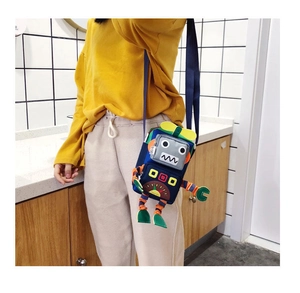 Détail du petit sac à bandoulière robot bleu avec hélice et éléments 3D mignons