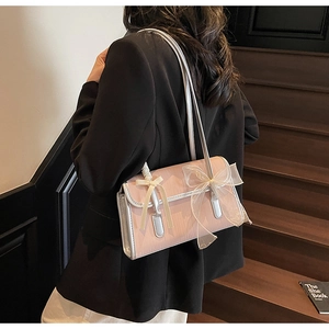 Borsa quadrata rosa sottobraccio con trama in legno e doppio fiocco su bordo argento