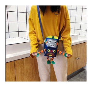 Détail d'un sac bandoulière robot bleu pour enfants avec des membres télescopiques colorés