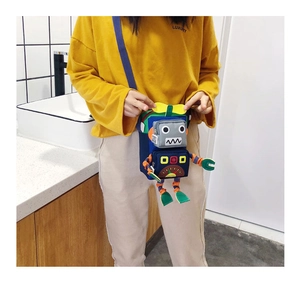 Vue détaillée du sac bandoulière robot bleu avec rotor jaune sur un sweat à capuche