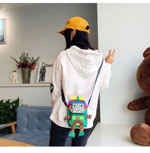 Sac à bandoulière robot en toile pour enfants avec détails colorés sur un modèle