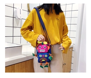 Détail d'un mini sac bandoulière robot créatif avec patchwork coloré et sangle en tissu