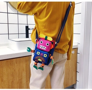 Vue détaillée de dos d'un sac bandoulière robot coloré avec sangle bleue ajustable