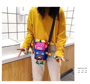 Détail du sac bandoulière en forme de robot avec toile durable et patchwork de couleurs