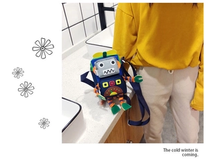 Détail du sac bandoulière robot coloré avec bandoulière réglable et broderies