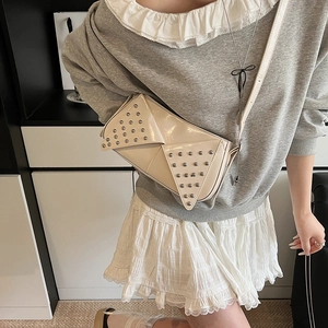 Petit sac à bandoulière beige minimaliste avec clous argentés et sangle réglable