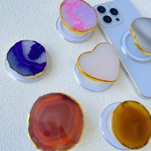 Détails de supports de téléphone en agate en forme de cœur avec bords dorés et pierres variées