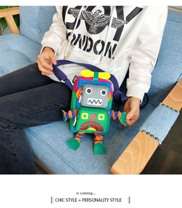 Sac à bandoulière robot avec design patchwork coloré et sangle bleue ajustable