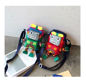 Détail des sacs bandoulière robot en toile avec hélice et membres en trois dimensions