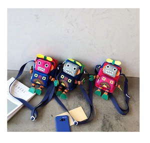 Vue détaillée de trois sacs bandoulière en toile robot colorés pour enfants